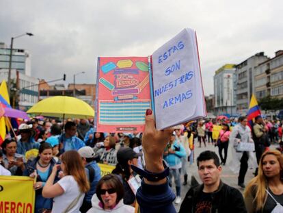 Cientos de maestros y alumnos participan en una marcha para reclamar mejores condiciones laborales en Bogotá (Colombia).