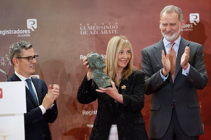 Félix Bolaños y Felipe VI aplauden tras entregar el Premio Gumersindo de Azcárate a la presidenta del Poder Judicial, Isabel Perelló, este viernes en Madrid.