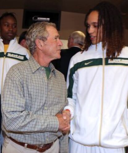 Griner saluda al expresidente Bush