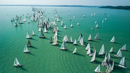 Embarcaciones compiten en la 50ª edición de la regata Blue Ribbon, la prueba más importante de Europa disputada en un lago, en las aguas del Balatón, en Balatonfüred, Hungría.