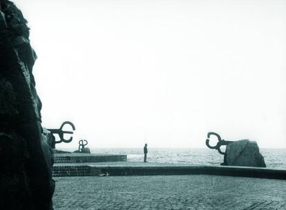 Eduardo Chillida en 'El peine del viento XV' en San Sebastián. |