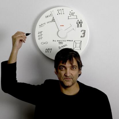 Martí Guixé con el reloj <i>24h Sentence Maker.</i>