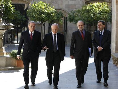 El presidente José Montilla y su consejero Antoni Castells, acompañados de Isidre Fainé (La Caixa) y Narcís Serra (Caixa Catalunya). <b>