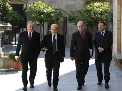 El presidente José Montilla y su consejero Antoni Castells, acompañados de Isidre Fainé (La Caixa) y Narcís Serra (Caixa Catalunya). <b>