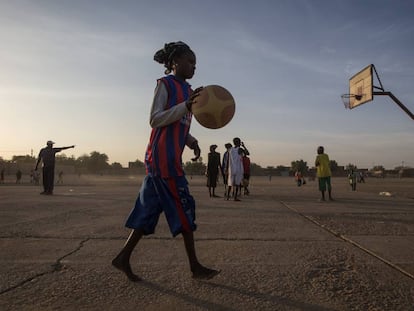 Una joven juega al baloncesto en Gao, Mali.