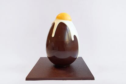 Un ou de Pasqua amb un ou ferrat al capdamunt de l'Obrador Sant Tomàs.