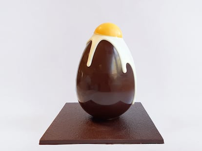 Un ou de Pasqua amb un ou ferrat al capdamunt de l'Obrador Sant Tomàs.