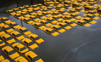 Estacionamento de táxi em Hoboken, Nova Jersey, inundado após a passagem do furacão Sandy, em 2012.