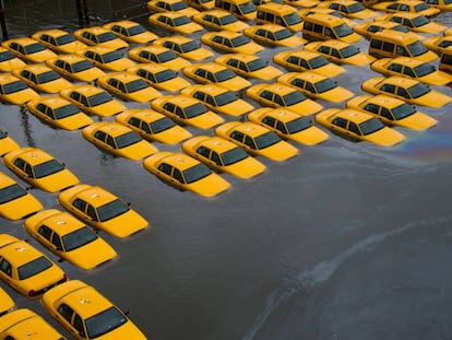 Un aparcamiento de taxis en Hoboken, Nueva Jersey, inundado tras el paso de Sandy, en 2012.