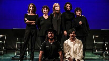 De pie, de izquierda a derecha, Ana Belén, Gloria Muñoz, Nathalie Poza, Aitana Sánchez-Gijón y Julieta Serrano posan Paco Bezerra (izquierda) y Matías Umpierrez minutos antes de la lectura dramatizada de 'Muero porque no muero'.