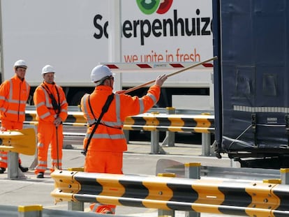 Personal del Eurotúnel controla un camión en el nuevo puesto de Folkestone, en Reino Unido, este viernes.