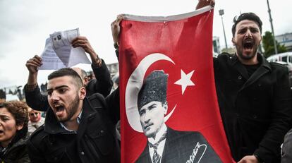 Miembros del Partido Republicano del Pueblo ense&ntilde;an una bandera con el rostro de Ataturk durante una protesta contra los resultados del refer&eacute;ndum este martes en Estambul. 
