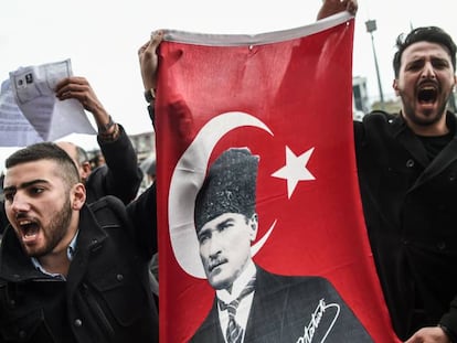 Miembros del Partido Republicano del Pueblo ense&ntilde;an una bandera con el rostro de Ataturk durante una protesta contra los resultados del refer&eacute;ndum este martes en Estambul. 