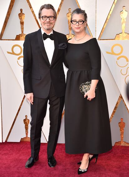 Gary Oldman, ganador al Oscar a Mejor actor por El instante más oscuro, y su mujer, Gisele Schmid.