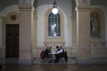 Los funcionarios electorales cuentan las papeletas en Lyon, en el centro de Francia.