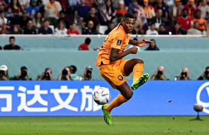 El holandés Denzel Dumfries, en el tercer gol de su selección. 