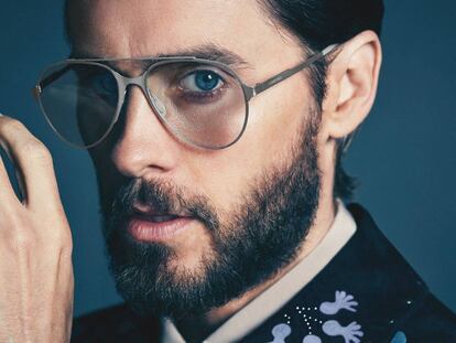 Jared Leto posa para ICON con camisa Gucci, chaqueta Valentino y gafas Carrera.