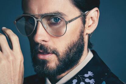 Jared Leto posa para ICON con camisa Gucci, chaqueta Valentino y gafas Carrera.