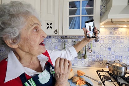 Valentina Kuleshova, de 85 años, es una famosa bloguera del sur de Rusia. Cuelga en Instagram fotos de sus recetas y cuenta historias de la Segunda Gerra Mundial. En la imagen, se toma una selfi en su cocina.