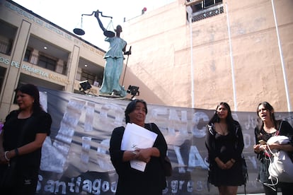 Yolanda González durante una protesta en la que responsabilizó al Estado de la muerte de su hija y su nieto en un caso de violencia vicaria, el 2 de agosto en Cuernavaca (Morelos).