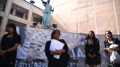 Yolanda González durante una protesta en la que responsabilizó al Estado de la muerte de su hija y su nieto en un caso de violencia vicaria, el 2 de agosto en Cuernavaca (Morelos).