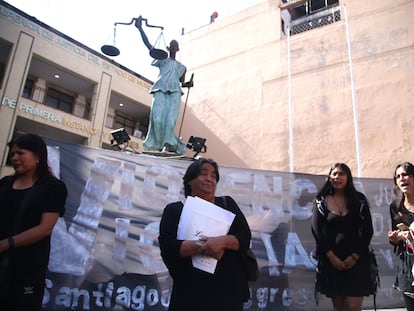 Yolanda González durante una protesta en la que responsabilizó al Estado de la muerte de su hija y su nieto en un caso de violencia vicaria, el 2 de agosto en Cuernavaca (Morelos).