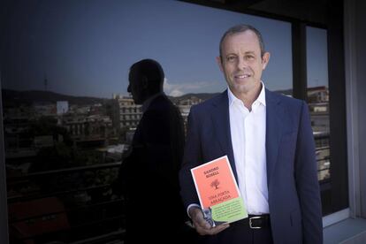 Sandro Rosell, con su nuevo libro 'Una forta abraçada'.