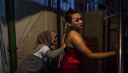 Una musulmana indonesia ayuda a una drag queen a prepararse para un espectáculo de cabaret en Yogyakarta, Indonesia, en 2016. En las últimas semanas, los ministros y líderes religiosos de Indonesia han propuesto una ley para obligar a la comunidad LGTBI  a que sea sometida a exorcismos y terapias para cambiar su orientación sexual. La homosexualidad y el sexo gay no son ilegales en Indonesia, pero el país musulmán más grande del mundo se ha encontrado con una intolerancia creciente por parte del público indonesio. 