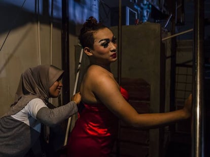 Una musulmana indonesia ayuda a una drag queen a prepararse para un espectáculo de cabaret en Yogyakarta, Indonesia, en 2016. En las últimas semanas, los ministros y líderes religiosos de Indonesia han propuesto una ley para obligar a la comunidad LGTBI  a que sea sometida a exorcismos y terapias para cambiar su orientación sexual. La homosexualidad y el sexo gay no son ilegales en Indonesia, pero el país musulmán más grande del mundo se ha encontrado con una intolerancia creciente por parte del público indonesio. 