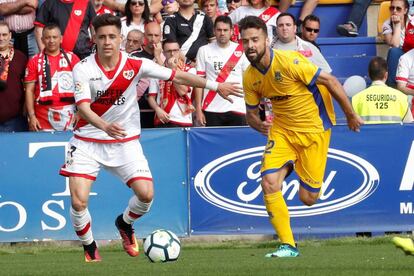 Bruno Gama disputa el balón con Álex Moreno .