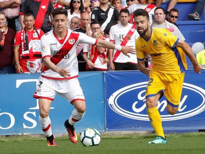 Bruno Gama disputa el balón con Álex Moreno .