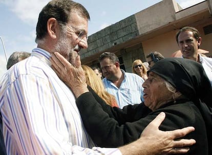 El líder del PP, Mariano Rajoy, saluda a una mujer durante su visita a Vilagarcía de Arousa.