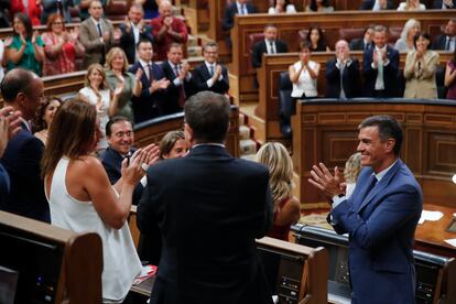 El presidente del Gobierno en funciones, Pedro Sánchez, aplaude a la diputada balear Francina Armengol, elegida presidenta de la Cámara Baja en la sesión constitutiva de las Cortes Generales de la XV Legislatura, el pasado jueves en Madrid.