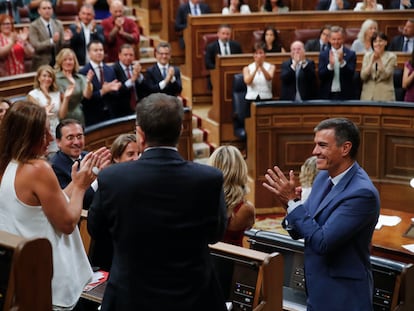 El presidente del Gobierno en funciones, Pedro Sánchez, aplaude a la diputada balear Francina Armengol, elegida presidenta de la Cámara Baja en la sesión constitutiva de las Cortes Generales de la XV Legislatura, el pasado jueves en Madrid.
