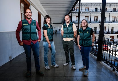 De izquierda a derecha, los agentes de la Ucoma de la Guardia Civil Alejandro Robles, Gema Armero, Daniel Barturen y Gemma Prieto, en la sede del Seprona en Madrid. 