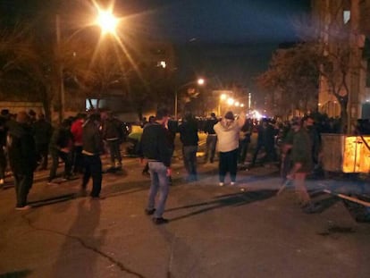 Manifestantes se enfrentan con la polic&iacute;a este lunes en Teher&aacute;n.
