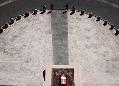 El féretro del papa Francisco, en la plaza de San Pedro del Vaticano, durante el funeral. 