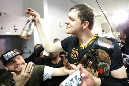 Celebración de Mozgov en el vestuario.