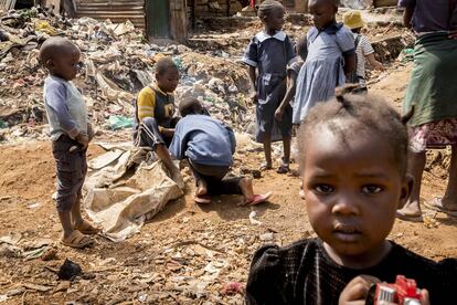 Entre 600.000 y un millón de personas, en su mayoría niños, residen en Kibera, el mayor 'slum' de Kenia.