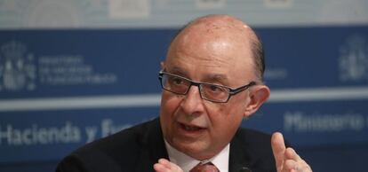 El ministro de Hacienda y Funci&oacute;n P&uacute;blica, Crist&oacute;bal Montoro, en rueda de prensa.  