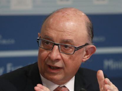 El ministro de Hacienda y Funci&oacute;n P&uacute;blica, Crist&oacute;bal Montoro, en rueda de prensa.  