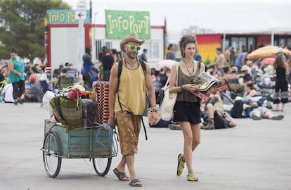 Asistentes al Rototom trasladan su equipaje en un carrito.