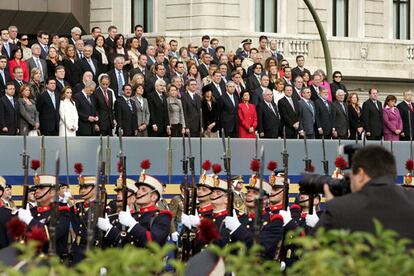 Además de los Reyes han presenciado el desfile las máximas autoridades del Estado y todos los presidentes de comunidades autónomas excepto el <i>lehendakari</i> vasco, Juan José Ibarretxe.