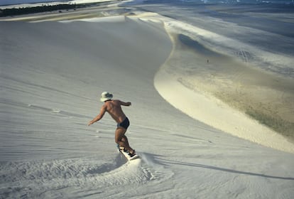 Surfeando sobre la arena del litoral de Brasil.