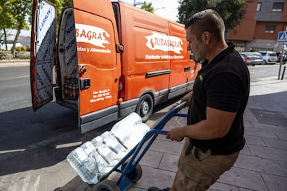 Un trabajador distribuye bebidas a un local hostelero en Toledo, este martes