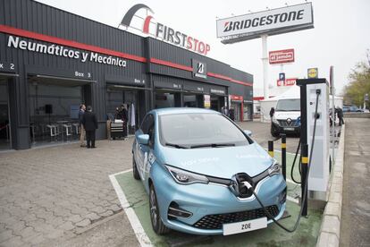 Puntos de recarga eléctrica en el taller de First Stop, en Sevilla.