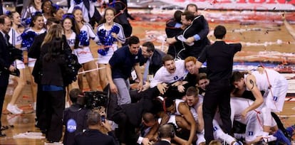 Los jugadores de Duke Blue Devils celebran su victoria en la final de la NCAA.