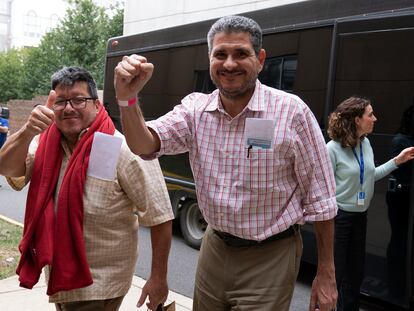 Juan Sebastián Chamorro acompañado por Pedro Vázquez celebran su llegada al hotel en Chantilly, Virginia, el jueves 9 de febrero de 2023.