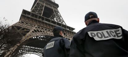 Dos polic&iacute;as vigilando en las inmediaciones de la Torre Eiffel en Paris. 