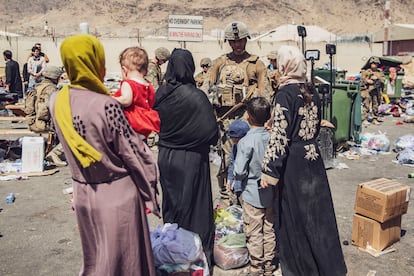 A US soldier speaks to a group of Afghan women in Kabul on August 28.